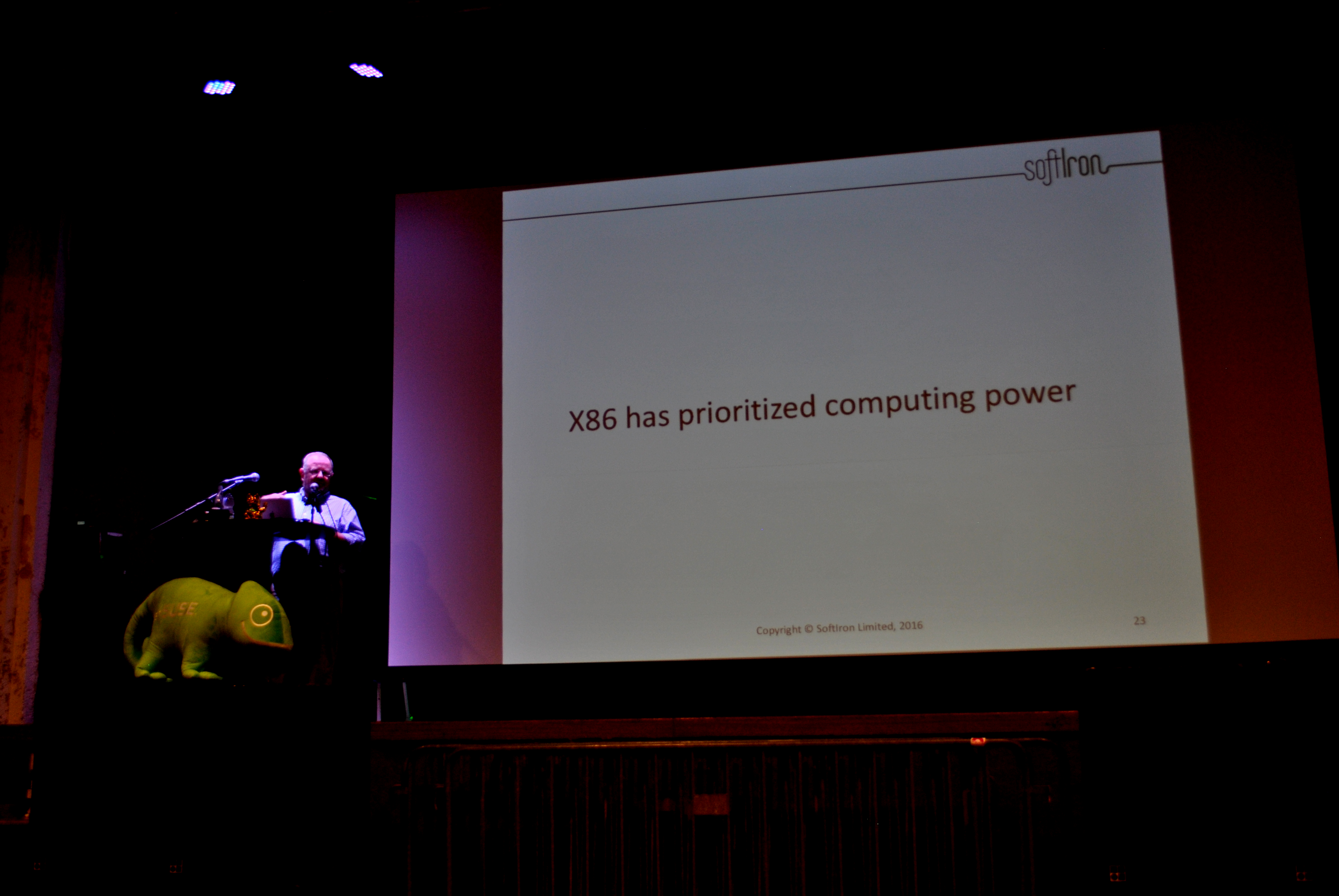 SoftIron 首席执行官 Norman Fraser 博士在德国纽伦堡的 openSUSE 会议上发表主题演讲。